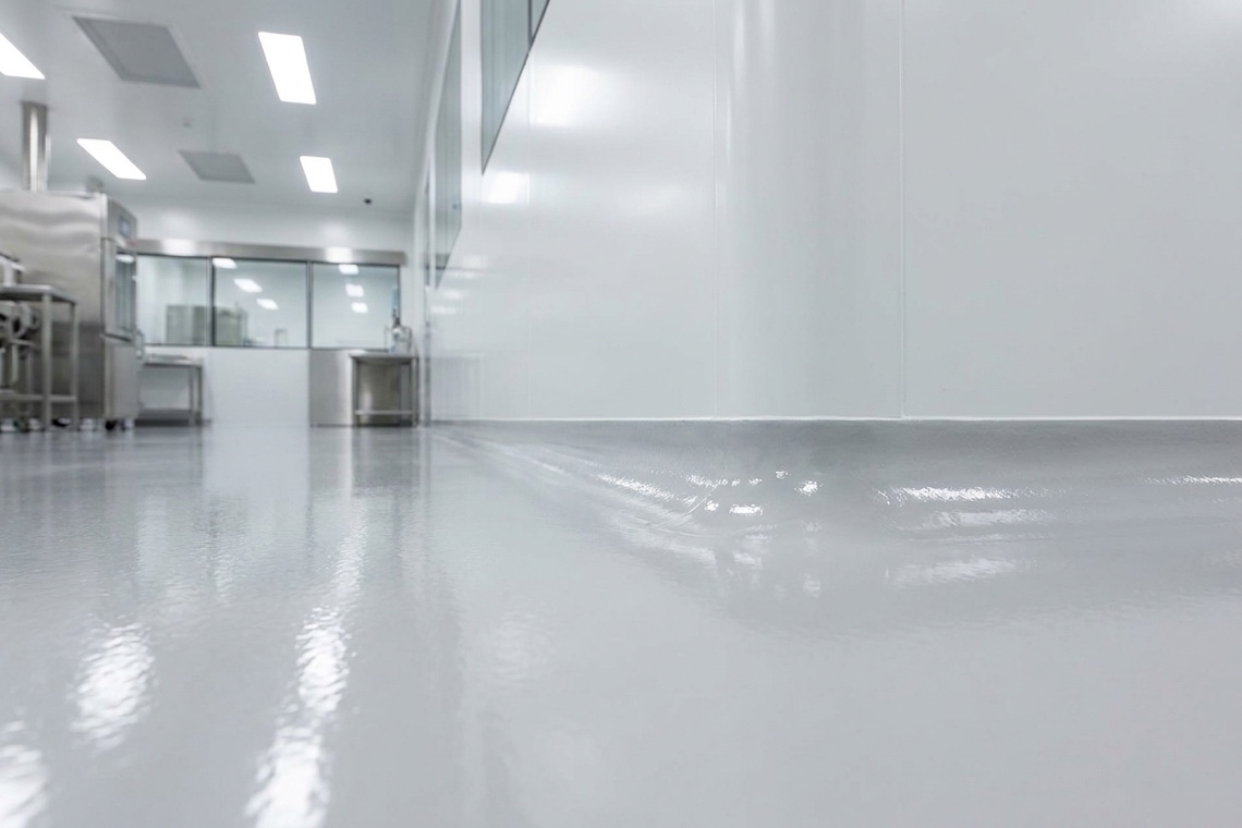 Seamless sanitary cove base in a clean food and pharma facility